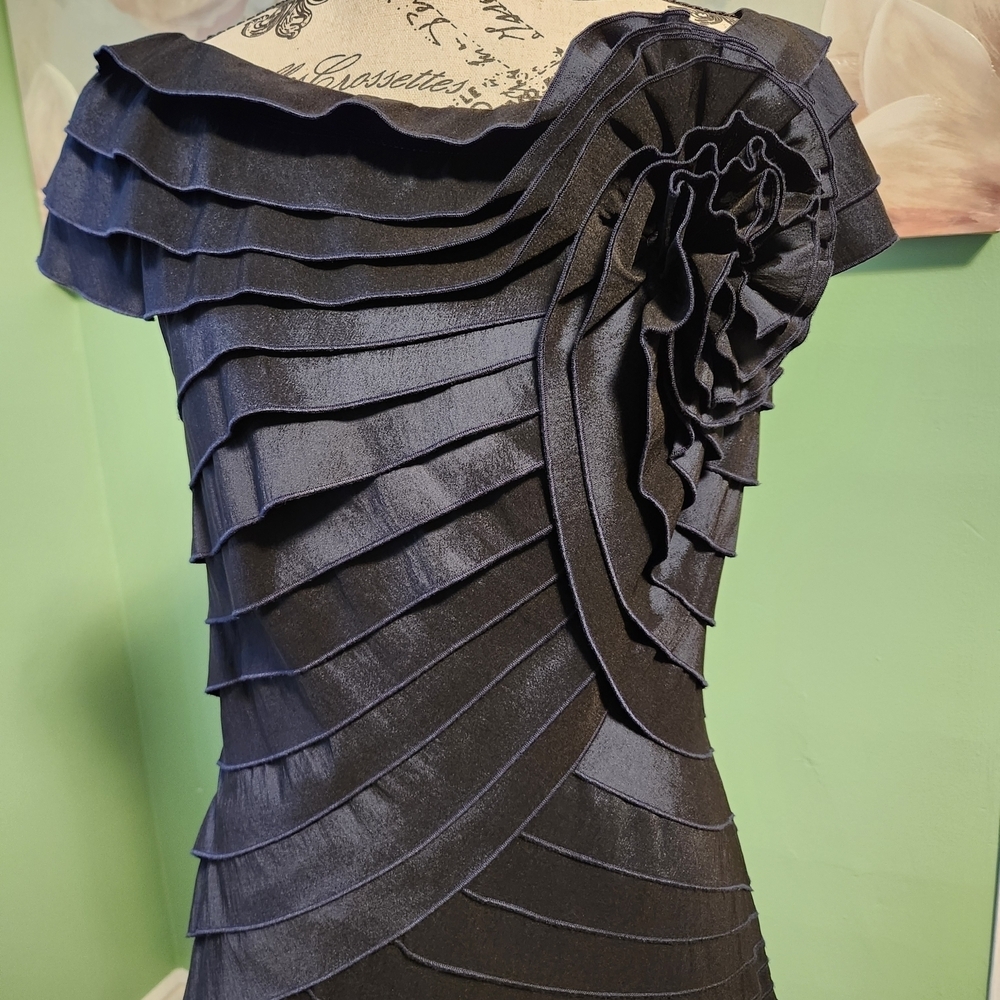 Tadashi Shoji Romantic Dark Blue Tiered Rosette Gown Formal Dress Sz 10 Like New - Picture 2 of 15